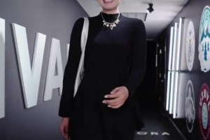 奥尼尔与模特合影 ！终于看到正常的身高搭配了😂